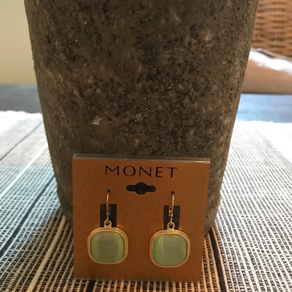 🍍Pair of Monet pierced earrings